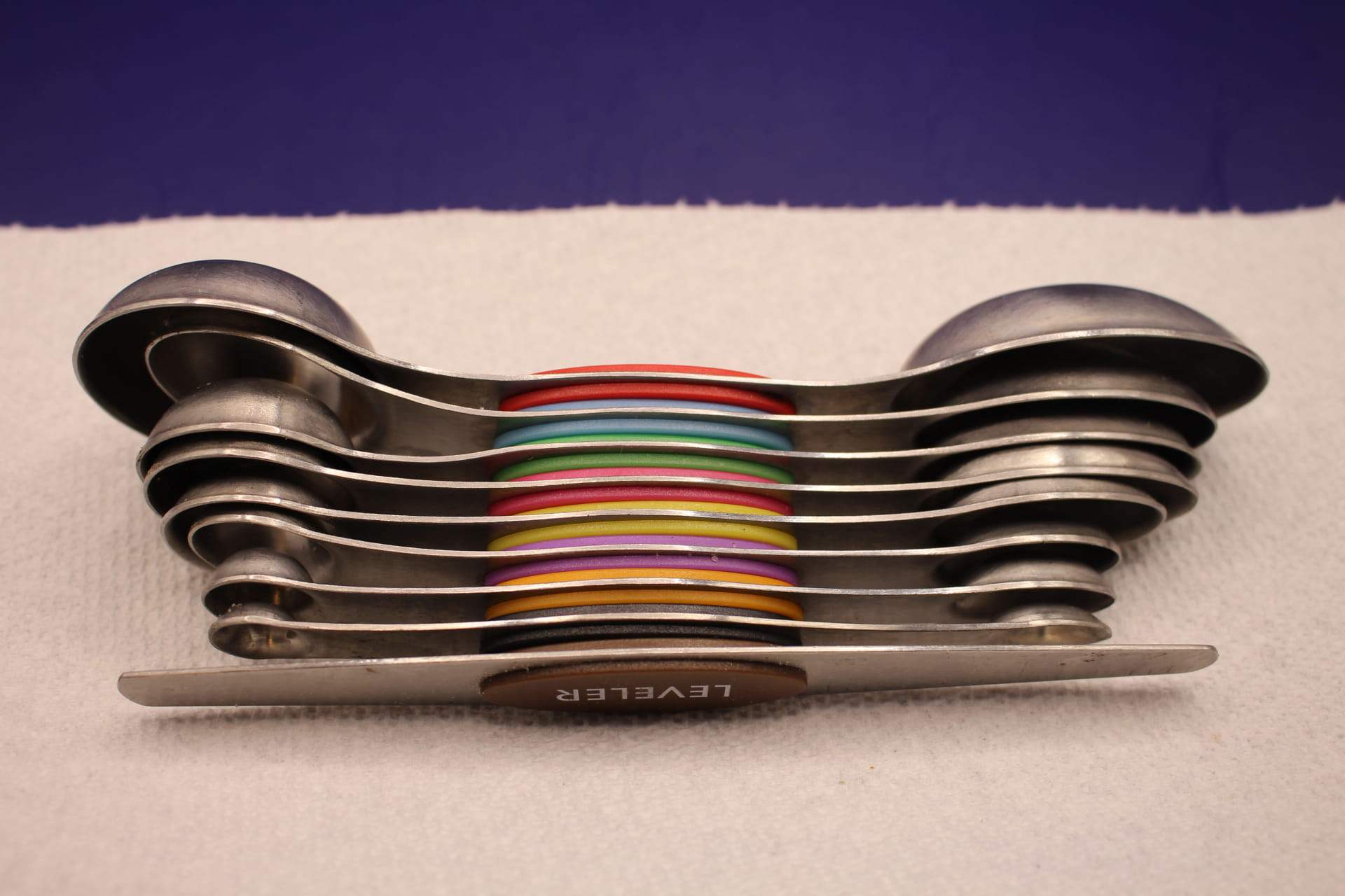 magnetic stacking measuring spoons set, showing measuring spoons stacked