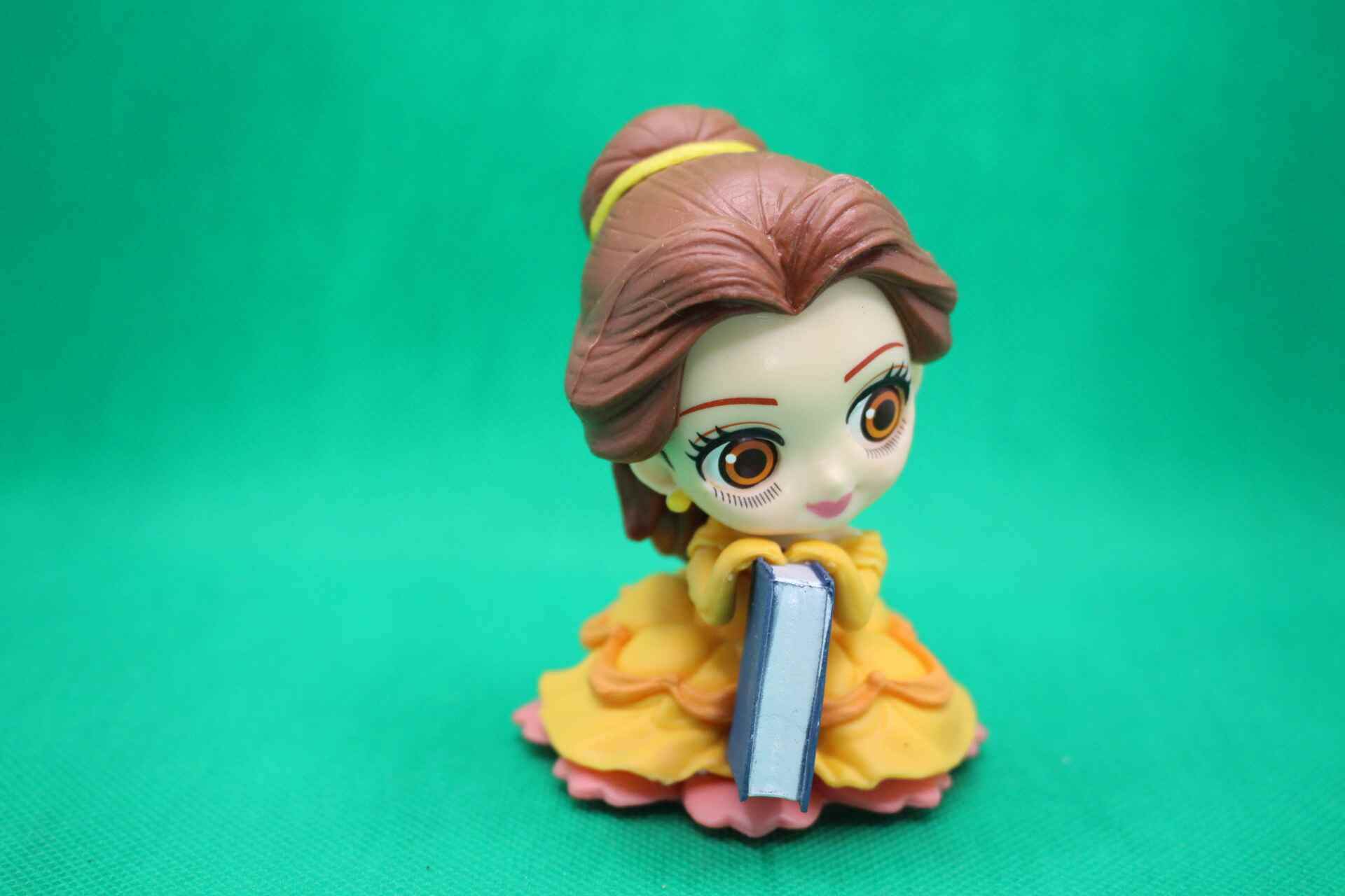Belle figurine front view