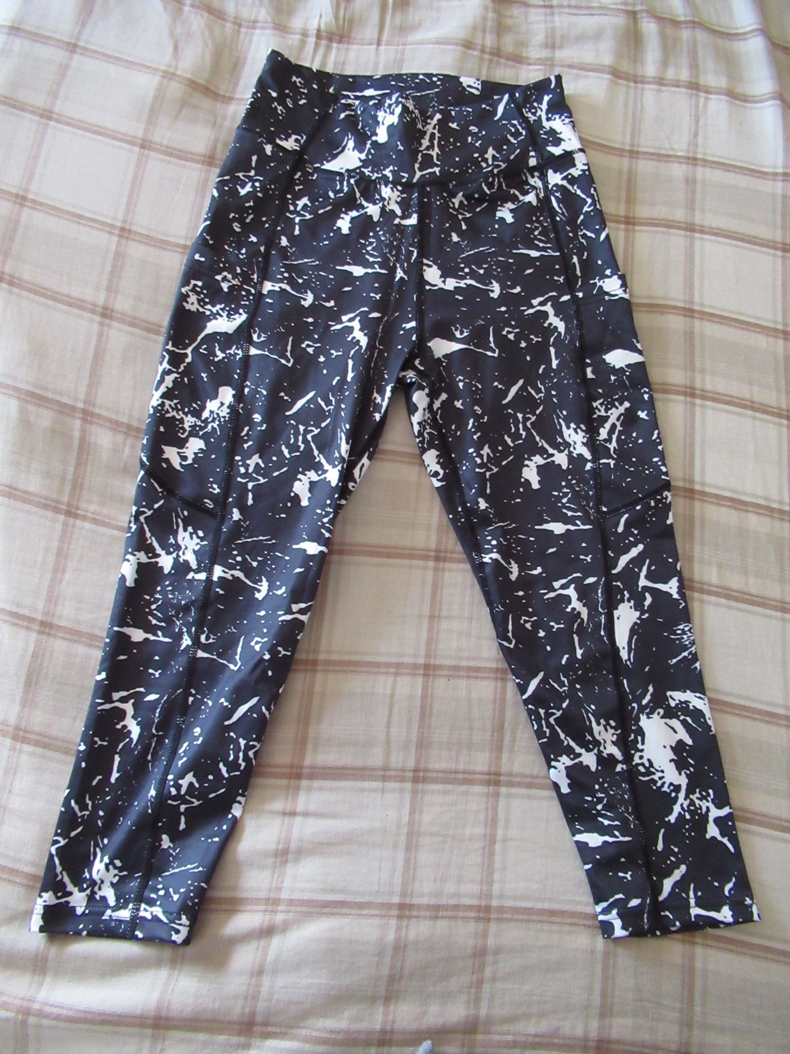 butt-lifting capri pants with big pockets set of three -- black with white splash design, front view, butt-lifting capris alone
