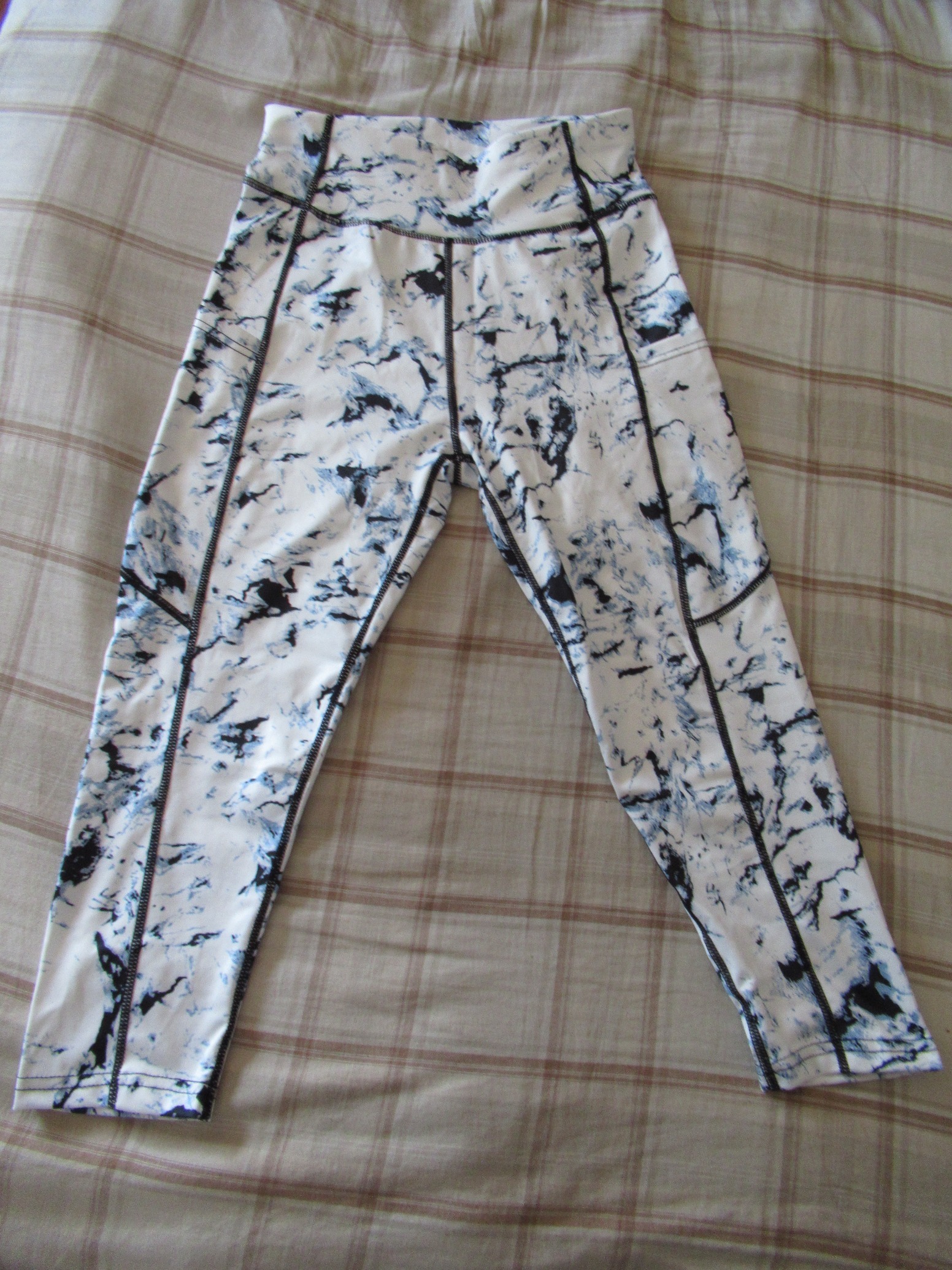 butt-lifting capri pants with big pockets set of three -- white with black splash design, front view, butt-lifting capris alone