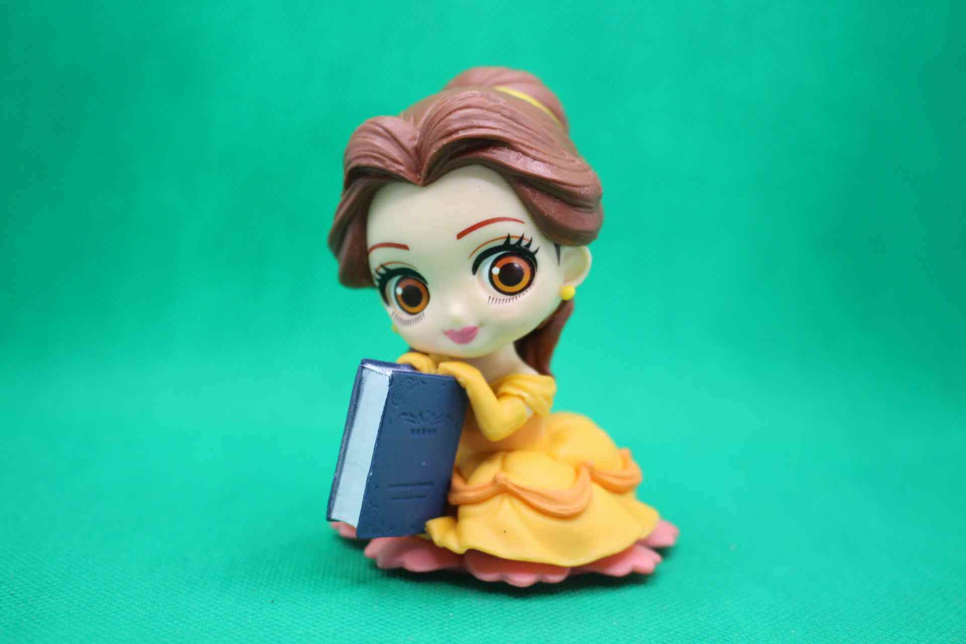 Belle figurine front view