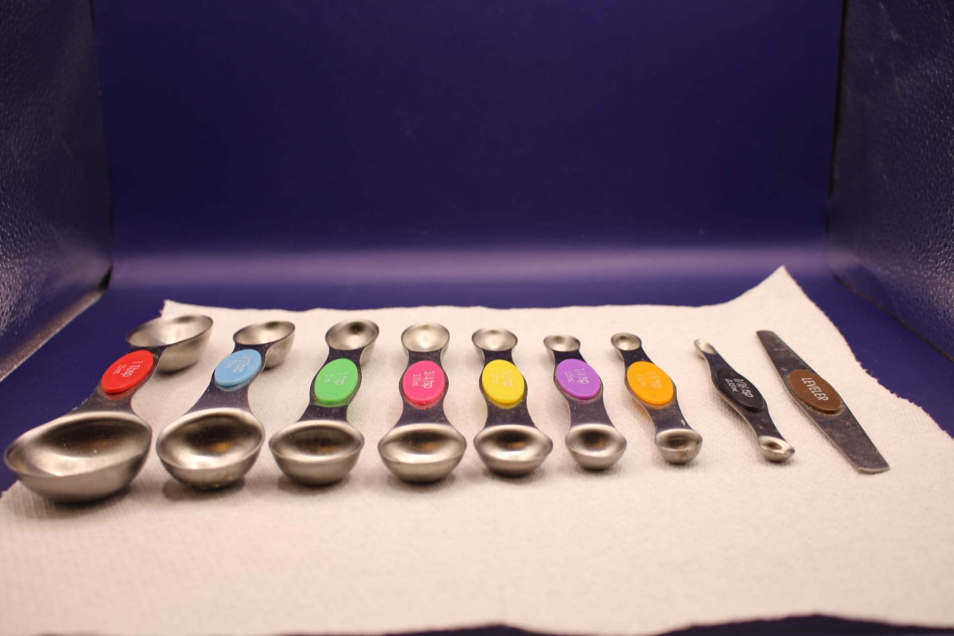 dual-sided magnetic measuring spoon set with leveler measuring tool. displaying spoons from largest to smallest