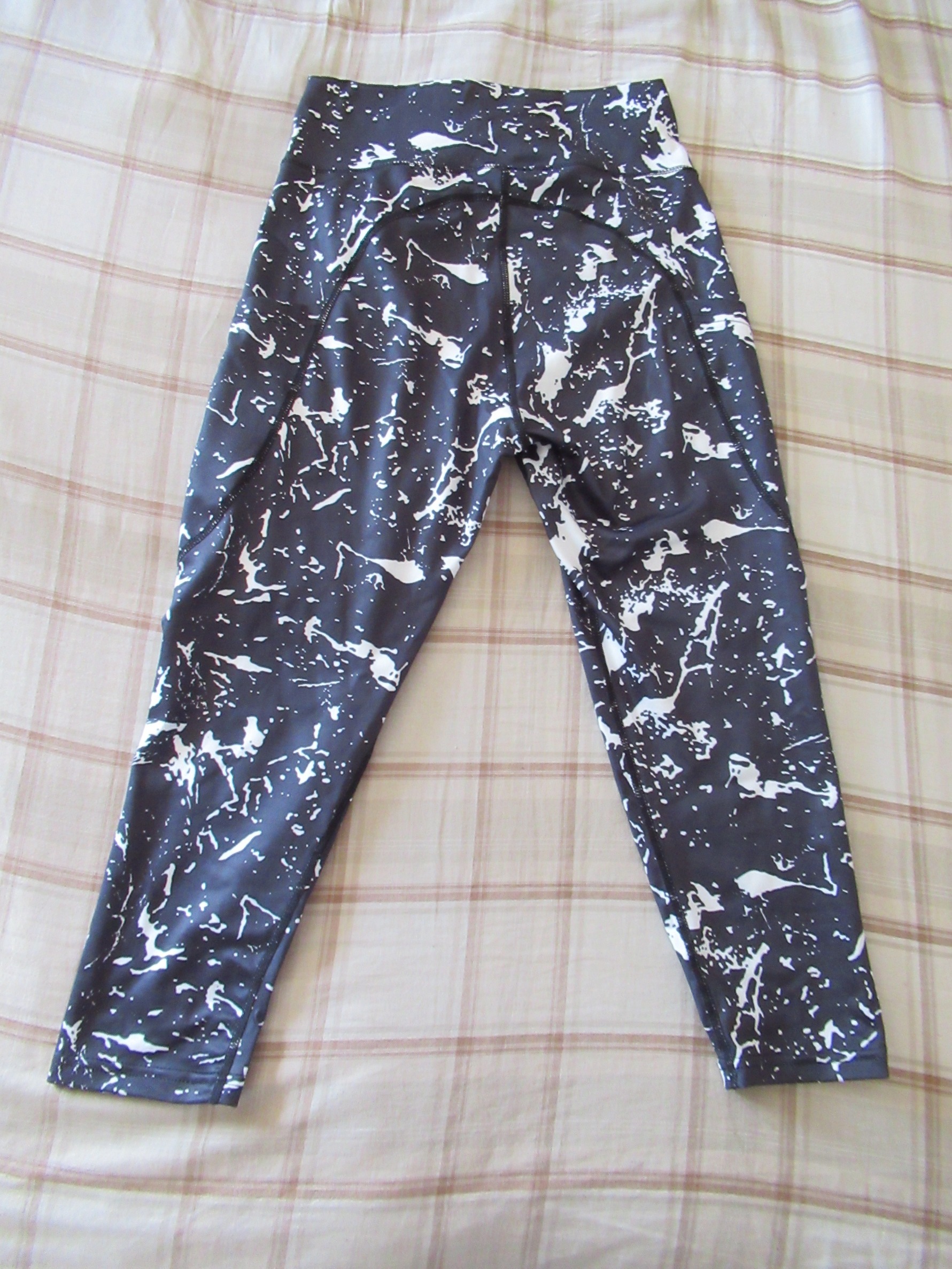 butt-lifting capri pants with big pockets set of three -- black with white splash design, back view, butt-lifting capris alone