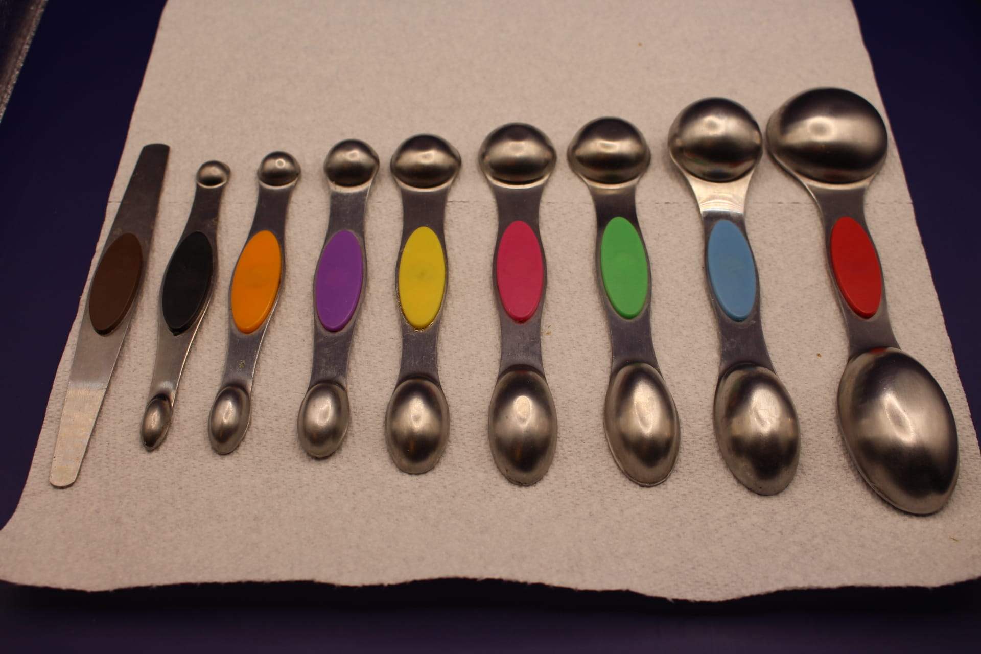magnetic dual sided measuring spoons with leveler set, showing bottoms of spoons, showing smallest to biggest sizes