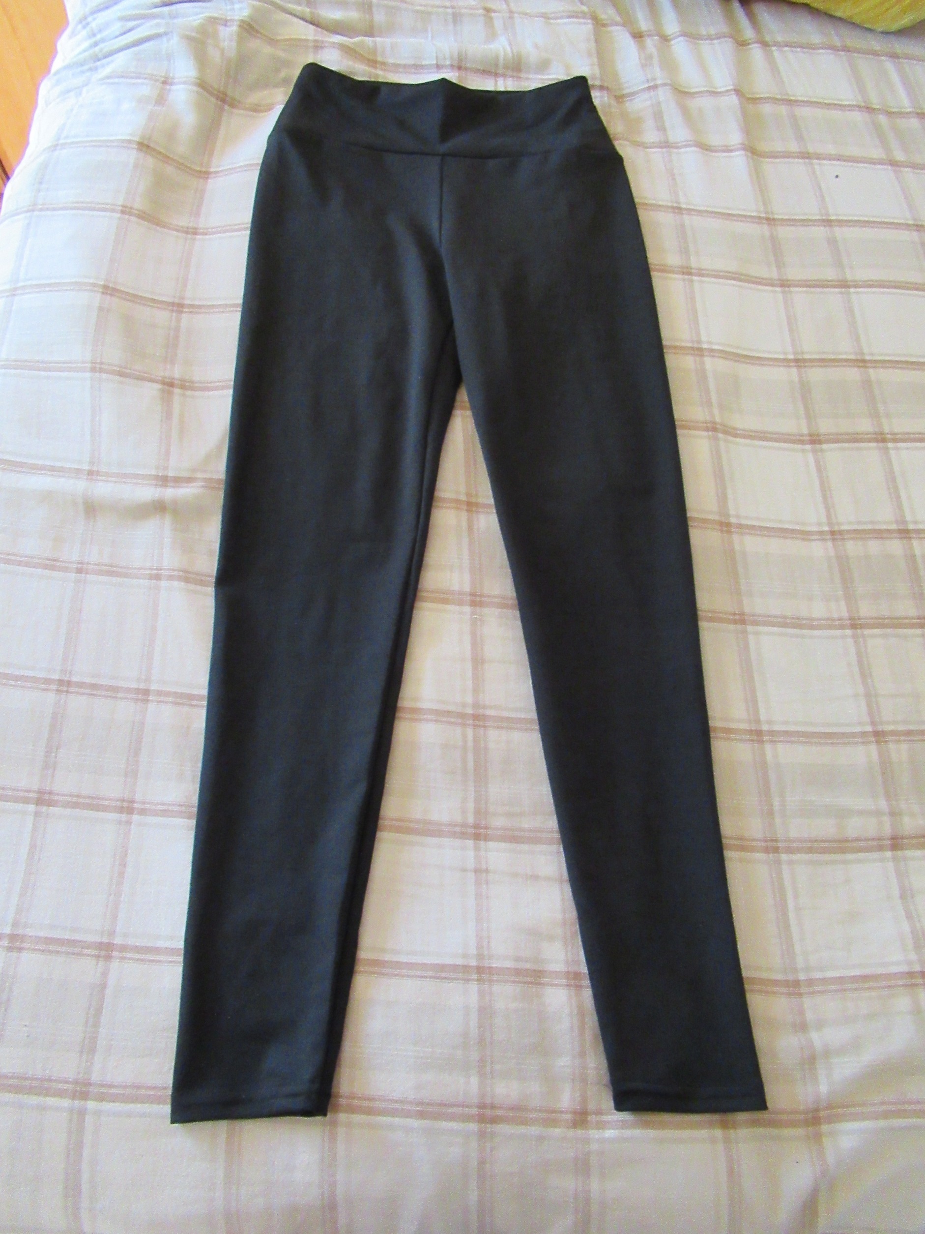 butt-lifting bike pants / yoga leggings -- black, front view; biking butt-lifting leggings alone