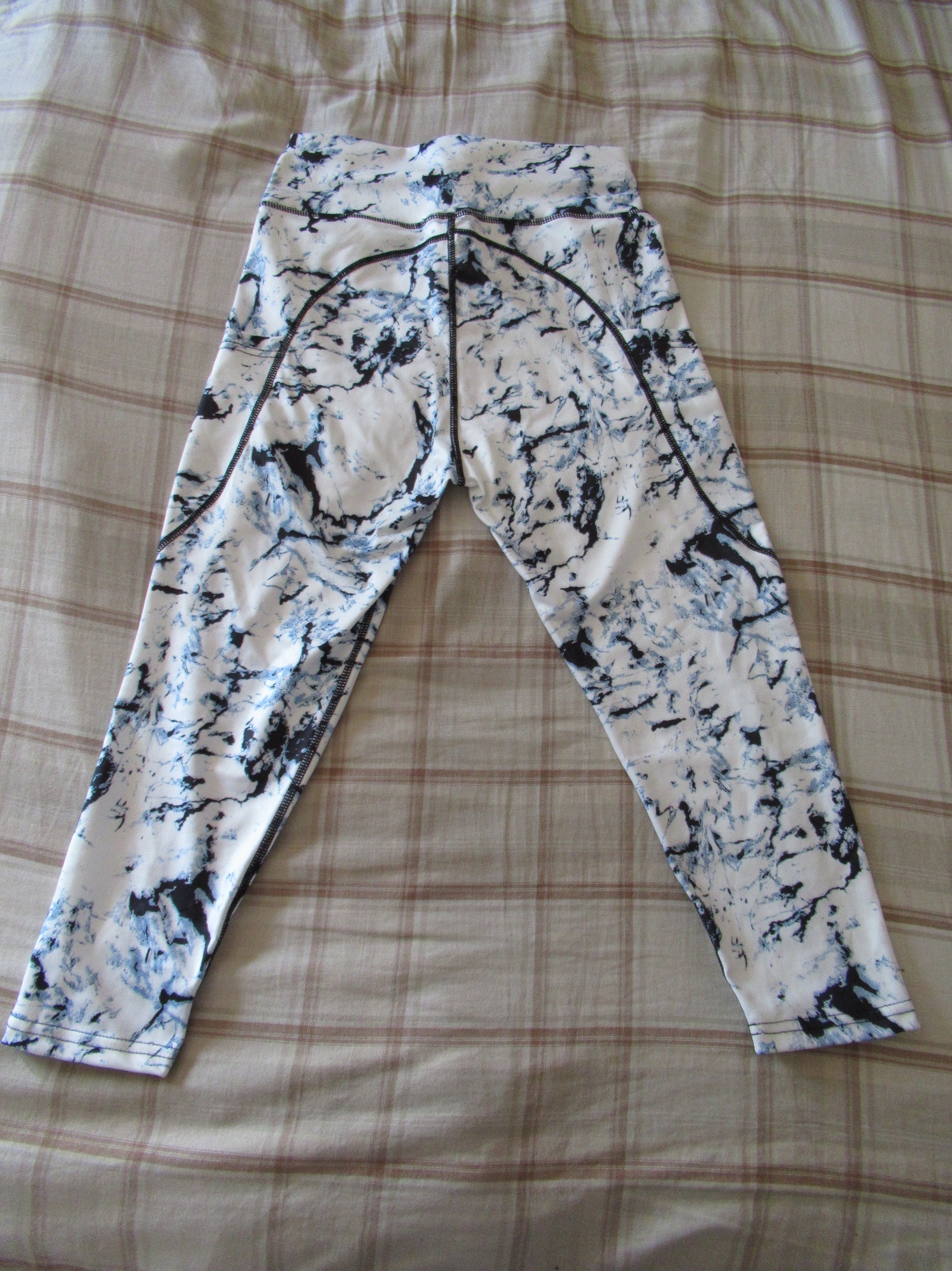 butt-lifting capri pants with big pockets set of three -- white with black splash design, back view, butt-lifting capris alone